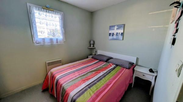 T2 Arzon 29.50 m² Les points forts : Proche commerces, port, plages, bourg Appartement à ARZON (56640) T2 ARZON-Tout à pied-Parking Au premier étage d'une résidence avec piscine, venez découvrir cet appartement de 29,50 m². Sa situation idéale entre le bourg et le port vous permet un accès rapide aux commerces, aux plages et aux sentiers côtiers, on oublie la voiture le temps d'un weekend ou durant les vacances !! Il comprend une entrée avec un placard, un séjour avec un coin cuisine équipée, une chambre, une salle de bain et un WC. Vous profiterez d'un balcon sans vis-à-vis, exposé sud ouest avec un aperçu sur un parc verdoyant. Le pied à terre idéal pour vous ressourcer et profiter pleinement de la presqu'île de Rhuys ou pour pour un investissement locatif saisonnier ou à l'année (secteur très recherché). Les + du bien et les commodités : - Place de parking - Piscine - Pharmacie, maison médicale, commerces, plages, port de plaisance à proximité immédiate - la gare TGV de Vannes ainsi que la voie rapide vers Vannes, Nantes, Lorient, Rennes se situent à environ 35 minutes - Desserte bus de la presqu'île de Rhuys à Vannes - Nombreuses pistes cyclables Pour plus d'informations ou pour organiser une visite, n'attendez plus !! Contactez notre agence : - 02 57 78 00 48 - contact@cabinet-a-g.fr