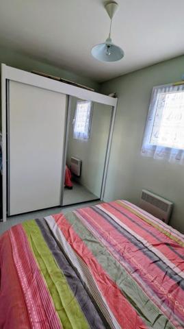 T2 Arzon 29.50 m² Les points forts : Proche commerces, port, plages, bourg Appartement à ARZON (56640) T2 ARZON-Tout à pied-Parking Au premier étage d'une résidence avec piscine, venez découvrir cet appartement de 29,50 m². Sa situation idéale entre le bourg et le port vous permet un accès rapide aux commerces, aux plages et aux sentiers côtiers, on oublie la voiture le temps d'un weekend ou durant les vacances !! Il comprend une entrée avec un placard, un séjour avec un coin cuisine équipée, une chambre, une salle de bain et un WC. Vous profiterez d'un balcon sans vis-à-vis, exposé sud ouest avec un aperçu sur un parc verdoyant. Le pied à terre idéal pour vous ressourcer et profiter pleinement de la presqu'île de Rhuys ou pour pour un investissement locatif saisonnier ou à l'année (secteur très recherché). Les + du bien et les commodités : - Place de parking - Piscine - Pharmacie, maison médicale, commerces, plages, port de plaisance à proximité immédiate - la gare TGV de Vannes ainsi que la voie rapide vers Vannes, Nantes, Lorient, Rennes se situent à environ 35 minutes - Desserte bus de la presqu'île de Rhuys à Vannes - Nombreuses pistes cyclables Pour plus d'informations ou pour organiser une visite, n'attendez plus !! Contactez notre agence : - 02 57 78 00 48 - contact@cabinet-a-g.fr