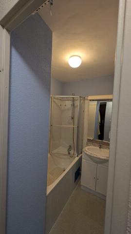 T2 Arzon 29.50 m² Les points forts : Proche commerces, port, plages, bourg Appartement à ARZON (56640) T2 ARZON-Tout à pied-Parking Au premier étage d'une résidence avec piscine, venez découvrir cet appartement de 29,50 m². Sa situation idéale entre le bourg et le port vous permet un accès rapide aux commerces, aux plages et aux sentiers côtiers, on oublie la voiture le temps d'un weekend ou durant les vacances !! Il comprend une entrée avec un placard, un séjour avec un coin cuisine équipée, une chambre, une salle de bain et un WC. Vous profiterez d'un balcon sans vis-à-vis, exposé sud ouest avec un aperçu sur un parc verdoyant. Le pied à terre idéal pour vous ressourcer et profiter pleinement de la presqu'île de Rhuys ou pour pour un investissement locatif saisonnier ou à l'année (secteur très recherché). Les + du bien et les commodités : - Place de parking - Piscine - Pharmacie, maison médicale, commerces, plages, port de plaisance à proximité immédiate - la gare TGV de Vannes ainsi que la voie rapide vers Vannes, Nantes, Lorient, Rennes se situent à environ 35 minutes - Desserte bus de la presqu'île de Rhuys à Vannes - Nombreuses pistes cyclables Pour plus d'informations ou pour organiser une visite, n'attendez plus !! Contactez notre agence : - 02 57 78 00 48 - contact@cabinet-a-g.fr
