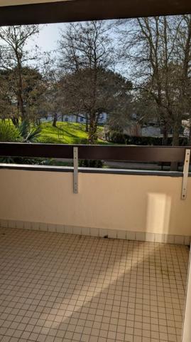 T2 Arzon 29.50 m² Les points forts : Proche commerces, port, plages, bourg Appartement à ARZON (56640) T2 ARZON-Tout à pied-Parking Au premier étage d'une résidence avec piscine, venez découvrir cet appartement de 29,50 m². Sa situation idéale entre le bourg et le port vous permet un accès rapide aux commerces, aux plages et aux sentiers côtiers, on oublie la voiture le temps d'un weekend ou durant les vacances !! Il comprend une entrée avec un placard, un séjour avec un coin cuisine équipée, une chambre, une salle de bain et un WC. Vous profiterez d'un balcon sans vis-à-vis, exposé sud ouest avec un aperçu sur un parc verdoyant. Le pied à terre idéal pour vous ressourcer et profiter pleinement de la presqu'île de Rhuys ou pour pour un investissement locatif saisonnier ou à l'année (secteur très recherché). Les + du bien et les commodités : - Place de parking - Piscine - Pharmacie, maison médicale, commerces, plages, port de plaisance à proximité immédiate - la gare TGV de Vannes ainsi que la voie rapide vers Vannes, Nantes, Lorient, Rennes se situent à environ 35 minutes - Desserte bus de la presqu'île de Rhuys à Vannes - Nombreuses pistes cyclables Pour plus d'informations ou pour organiser une visite, n'attendez plus !! Contactez notre agence : - 02 57 78 00 48 - contact@cabinet-a-g.fr