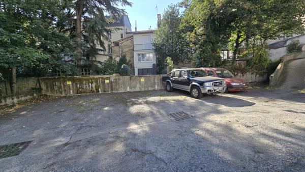 IMMEUBLE de 3  T3 et 7 PARKINGS au pied de l'Hypercentre en MONOPROPRIETE