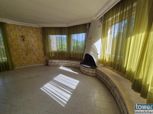 Maison
                                                                                                                                                                                                                                                                                                                        6 pièce(s)                                                                                                                                                                                                          3 chambre(s)                                                                                                                                                                                                          160  m²