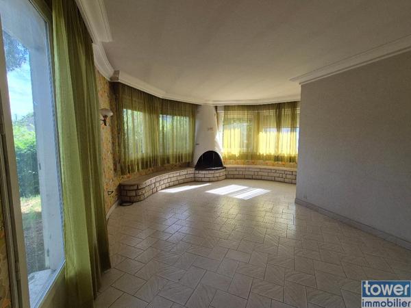 Maison
                                                                                                                                                                                                                                                                                                                        6 pièce(s)                                                                                                                                                                                                          3 chambre(s)                                                                                                                                                                                                          160  m²