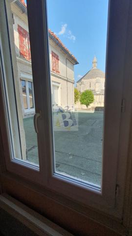 Vente maison de ville St Michel (16470), 127.00m² avec 3 pièce(s) dont 2 chambre(s). Agence Allard Brimeaud