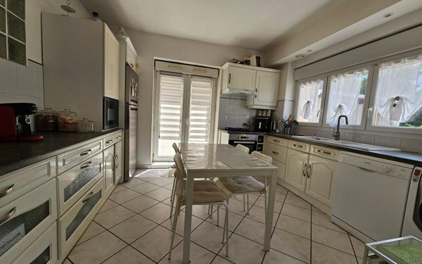 Maison à vendre    8 pièces • 199,52 m2 Saint-Étienne