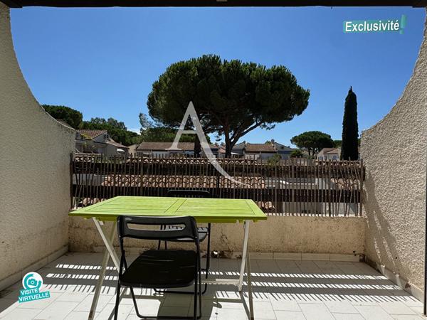 EXCLUSIVITÉ - LA GRANDE MOTTE - QUARTIER DU GOLF - RÉSIDENCE AVEC PISCINE - COQUETTE VILLA MITOYENNE EN DUPLEX - 2 PIÈCES + MEZZANINE - 37 M2 ENVIRON DONT MEZZANINE (28,71 M2 Carrez) - 2 TERRASSES - PARKING PRIVATIF - PROXIMITÉ IMMÉDIATE DU GOLF