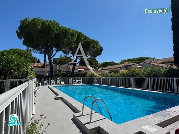 EXCLUSIVITÉ - LA GRANDE MOTTE - QUARTIER DU GOLF - RÉSIDENCE AVEC PISCINE - COQUETTE VILLA MITOYENNE EN DUPLEX - 2 PIÈCES + MEZZANINE - 37 M2 ENVIRON DONT MEZZANINE (28,71 M2 Carrez) - 2 TERRASSES - PARKING PRIVATIF - PROXIMITÉ IMMÉDIATE DU GOLF