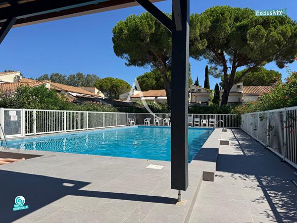 EXCLUSIVITÉ - LA GRANDE MOTTE - QUARTIER DU GOLF - RÉSIDENCE AVEC PISCINE - COQUETTE VILLA MITOYENNE EN DUPLEX - 2 PIÈCES + MEZZANINE - 37 M2 ENVIRON DONT MEZZANINE (28,71 M2 Carrez) - 2 TERRASSES - PARKING PRIVATIF - PROXIMITÉ IMMÉDIATE DU GOLF