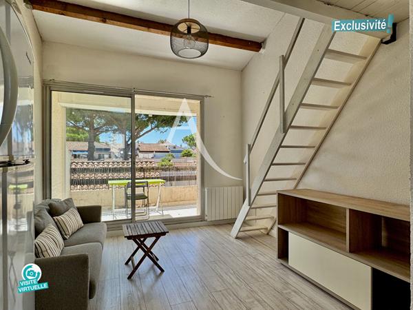 EXCLUSIVITÉ - LA GRANDE MOTTE - QUARTIER DU GOLF - RÉSIDENCE AVEC PISCINE - COQUETTE VILLA MITOYENNE EN DUPLEX - 2 PIÈCES + MEZZANINE - 37 M2 ENVIRON DONT MEZZANINE (28,71 M2 Carrez) - 2 TERRASSES - PARKING PRIVATIF - PROXIMITÉ IMMÉDIATE DU GOLF