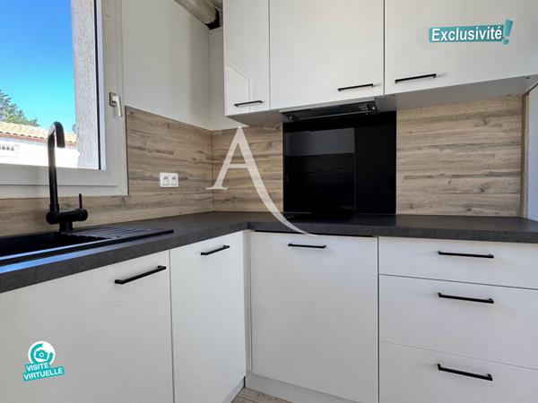 EXCLUSIVITÉ - LA GRANDE MOTTE - QUARTIER DU GOLF - RÉSIDENCE AVEC PISCINE - COQUETTE VILLA MITOYENNE EN DUPLEX - 2 PIÈCES + MEZZANINE - 37 M2 ENVIRON DONT MEZZANINE (28,71 M2 Carrez) - 2 TERRASSES - PARKING PRIVATIF - PROXIMITÉ IMMÉDIATE DU GOLF