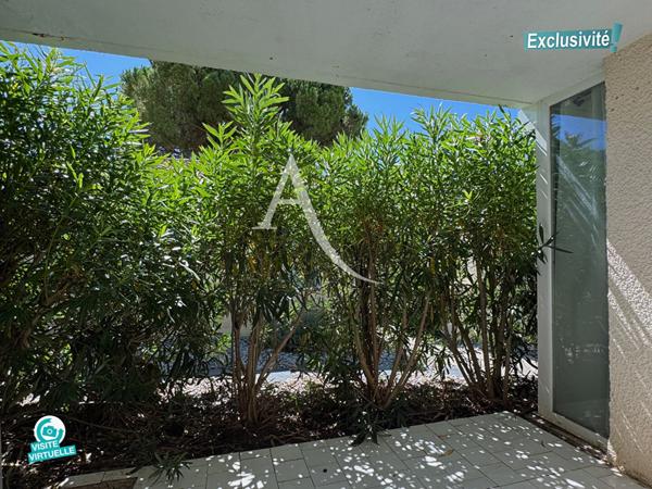 EXCLUSIVITÉ - LA GRANDE MOTTE - QUARTIER DU GOLF - RÉSIDENCE AVEC PISCINE - COQUETTE VILLA MITOYENNE EN DUPLEX - 2 PIÈCES + MEZZANINE - 37 M2 ENVIRON DONT MEZZANINE (28,71 M2 Carrez) - 2 TERRASSES - PARKING PRIVATIF - PROXIMITÉ IMMÉDIATE DU GOLF