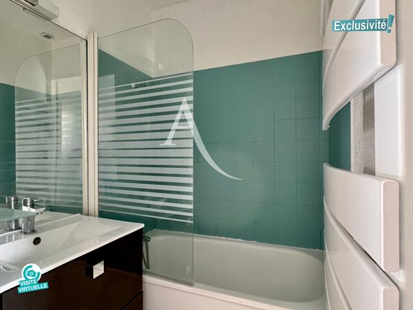 EXCLUSIVITÉ - LA GRANDE MOTTE - QUARTIER DU GOLF - RÉSIDENCE AVEC PISCINE - COQUETTE VILLA MITOYENNE EN DUPLEX - 2 PIÈCES + MEZZANINE - 37 M2 ENVIRON DONT MEZZANINE (28,71 M2 Carrez) - 2 TERRASSES - PARKING PRIVATIF - PROXIMITÉ IMMÉDIATE DU GOLF