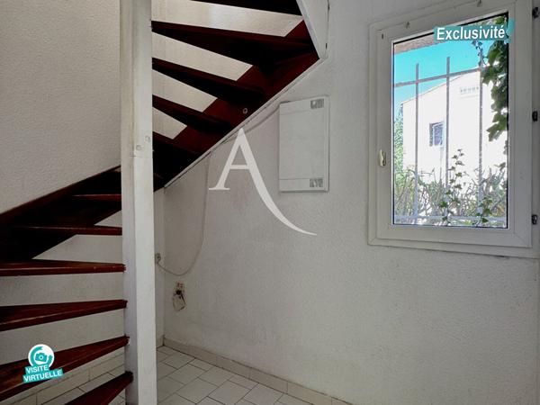 EXCLUSIVITÉ - LA GRANDE MOTTE - QUARTIER DU GOLF - RÉSIDENCE AVEC PISCINE - COQUETTE VILLA MITOYENNE EN DUPLEX - 2 PIÈCES + MEZZANINE - 37 M2 ENVIRON DONT MEZZANINE (28,71 M2 Carrez) - 2 TERRASSES - PARKING PRIVATIF - PROXIMITÉ IMMÉDIATE DU GOLF