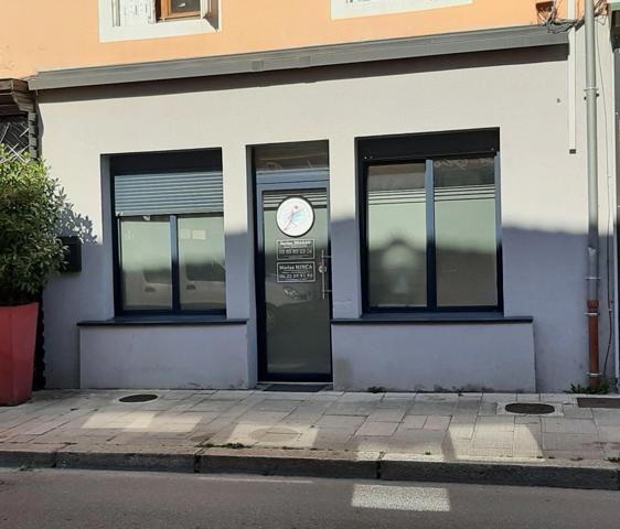 LOCAL COMMERCIAL ENTIEREMENT RÉNOVÉ EN PLEIN CENTRE VILLE DE GUEUGNON(71)