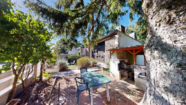 Proche CARCASSONNE, Maison avec jardin dans la Montagne Noire.