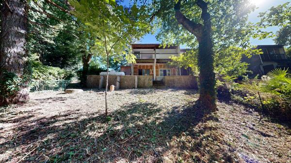 Proche CARCASSONNE, Maison avec jardin dans la Montagne Noire.
