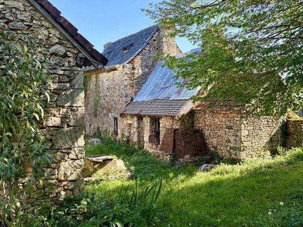 Maison ancienne - Salignac eyvigues Fermette à rénover sur les hauteurs du charmant village de La Cassagne en Périgord Noir. Jardin de 2000 m².