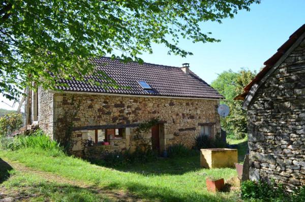 Maison ancienne - Salignac eyvigues Fermette à rénover sur les hauteurs du charmant village de La Cassagne en Périgord Noir. Jardin de 2000 m².