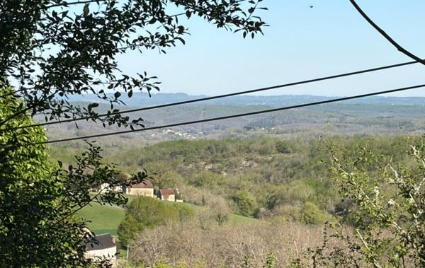 Maison ancienne - Salignac eyvigues Fermette à rénover sur les hauteurs du charmant village de La Cassagne en Périgord Noir. Jardin de 2000 m².