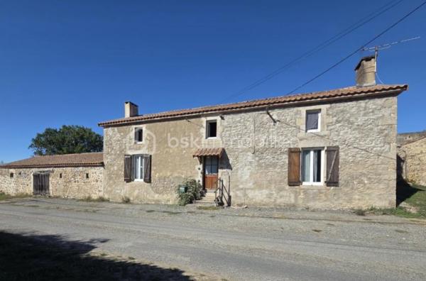 Venez découvrir cette maison de campagne, située dans un petit hameau calme, à seulement quelques minutes de Secondigny avec les commerces, maison de santé, écoles et collèges.

Dotée d'une surface de 194m2, elle se compose en rez-de-chaussée, d'une cuisine ouverte sur le séjour/salon de 73m2 avec poêle à granulés, une salle de jeux de 33m2 également avec poêle à granulés, un espace buanderie, une salle d'eau et un toilette séparé.
A l'étage, le palier dessert 3 chambres de 10m2, 13m2 et 21m2 dont une avec espace dressing, un bureau de 6m2 et une salle d'eau avec toilette.

La maison est équipée du double vitrage, de 2 poêles à granulés, travaux d'électricité et de plomberie récents, VMC, fibre optique.
Charpente et couverture en bon état.
Assainissement individuel avec quelques travaux pour le remettre en conformité.

Côté extérieur, très belle parcelle de 18500m2 avec une superbe vue dégagée, deux dépendances à restaurer et un puits.

Cette propriété est une belle opportunité pour les amoureux de la campagne à la recherche de tranquillité et d'espace.
