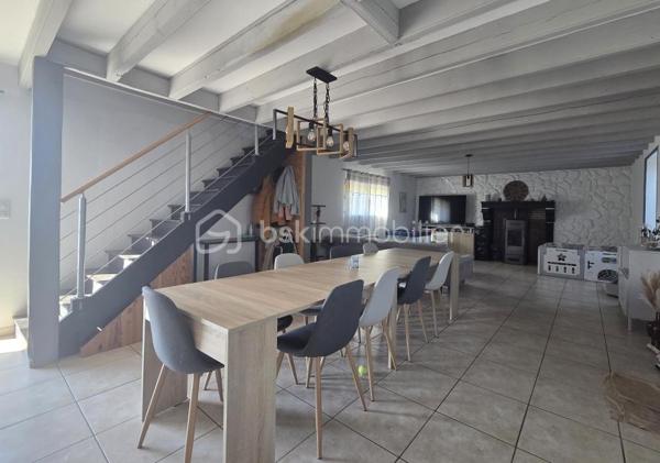 Venez découvrir cette maison de campagne, située dans un petit hameau calme, à seulement quelques minutes de Secondigny avec les commerces, maison de santé, écoles et collèges.

Dotée d'une surface de 194m2, elle se compose en rez-de-chaussée, d'une cuisine ouverte sur le séjour/salon de 73m2 avec poêle à granulés, une salle de jeux de 33m2 également avec poêle à granulés, un espace buanderie, une salle d'eau et un toilette séparé.
A l'étage, le palier dessert 3 chambres de 10m2, 13m2 et 21m2 dont une avec espace dressing, un bureau de 6m2 et une salle d'eau avec toilette.

La maison est équipée du double vitrage, de 2 poêles à granulés, travaux d'électricité et de plomberie récents, VMC, fibre optique.
Charpente et couverture en bon état.
Assainissement individuel avec quelques travaux pour le remettre en conformité.

Côté extérieur, très belle parcelle de 18500m2 avec une superbe vue dégagée, deux dépendances à restaurer et un puits.

Cette propriété est une belle opportunité pour les amoureux de la campagne à la recherche de tranquillité et d'espace.