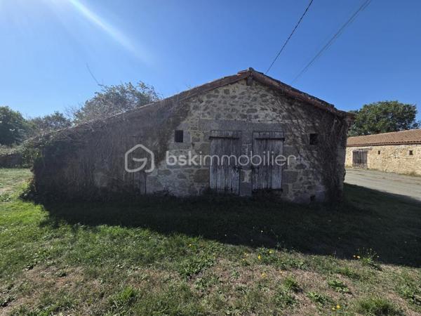 Venez découvrir cette maison de campagne, située dans un petit hameau calme, à seulement quelques minutes de Secondigny avec les commerces, maison de santé, écoles et collèges.

Dotée d'une surface de 194m2, elle se compose en rez-de-chaussée, d'une cuisine ouverte sur le séjour/salon de 73m2 avec poêle à granulés, une salle de jeux de 33m2 également avec poêle à granulés, un espace buanderie, une salle d'eau et un toilette séparé.
A l'étage, le palier dessert 3 chambres de 10m2, 13m2 et 21m2 dont une avec espace dressing, un bureau de 6m2 et une salle d'eau avec toilette.

La maison est équipée du double vitrage, de 2 poêles à granulés, travaux d'électricité et de plomberie récents, VMC, fibre optique.
Charpente et couverture en bon état.
Assainissement individuel avec quelques travaux pour le remettre en conformité.

Côté extérieur, très belle parcelle de 18500m2 avec une superbe vue dégagée, deux dépendances à restaurer et un puits.

Cette propriété est une belle opportunité pour les amoureux de la campagne à la recherche de tranquillité et d'espace.