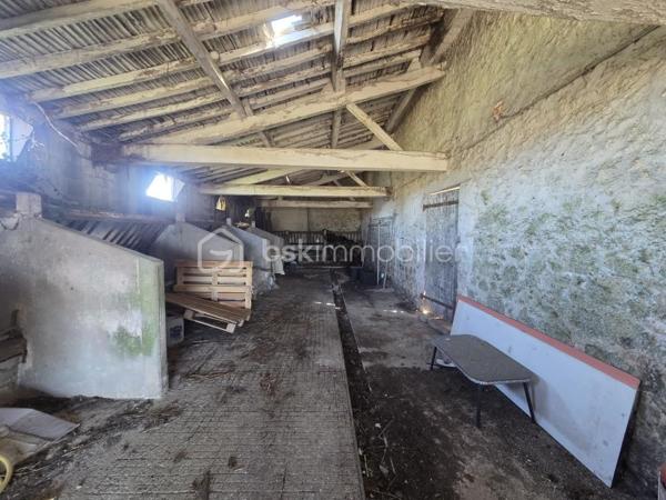 Venez découvrir cette maison de campagne, située dans un petit hameau calme, à seulement quelques minutes de Secondigny avec les commerces, maison de santé, écoles et collèges.

Dotée d'une surface de 194m2, elle se compose en rez-de-chaussée, d'une cuisine ouverte sur le séjour/salon de 73m2 avec poêle à granulés, une salle de jeux de 33m2 également avec poêle à granulés, un espace buanderie, une salle d'eau et un toilette séparé.
A l'étage, le palier dessert 3 chambres de 10m2, 13m2 et 21m2 dont une avec espace dressing, un bureau de 6m2 et une salle d'eau avec toilette.

La maison est équipée du double vitrage, de 2 poêles à granulés, travaux d'électricité et de plomberie récents, VMC, fibre optique.
Charpente et couverture en bon état.
Assainissement individuel avec quelques travaux pour le remettre en conformité.

Côté extérieur, très belle parcelle de 18500m2 avec une superbe vue dégagée, deux dépendances à restaurer et un puits.

Cette propriété est une belle opportunité pour les amoureux de la campagne à la recherche de tranquillité et d'espace.