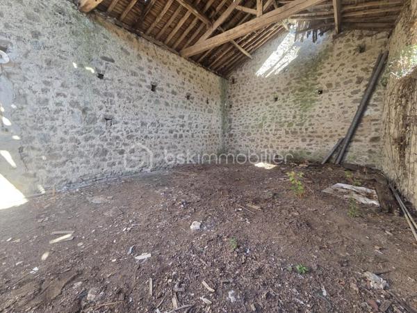 Venez découvrir cette maison de campagne, située dans un petit hameau calme, à seulement quelques minutes de Secondigny avec les commerces, maison de santé, écoles et collèges.

Dotée d'une surface de 194m2, elle se compose en rez-de-chaussée, d'une cuisine ouverte sur le séjour/salon de 73m2 avec poêle à granulés, une salle de jeux de 33m2 également avec poêle à granulés, un espace buanderie, une salle d'eau et un toilette séparé.
A l'étage, le palier dessert 3 chambres de 10m2, 13m2 et 21m2 dont une avec espace dressing, un bureau de 6m2 et une salle d'eau avec toilette.

La maison est équipée du double vitrage, de 2 poêles à granulés, travaux d'électricité et de plomberie récents, VMC, fibre optique.
Charpente et couverture en bon état.
Assainissement individuel avec quelques travaux pour le remettre en conformité.

Côté extérieur, très belle parcelle de 18500m2 avec une superbe vue dégagée, deux dépendances à restaurer et un puits.

Cette propriété est une belle opportunité pour les amoureux de la campagne à la recherche de tranquillité et d'espace.