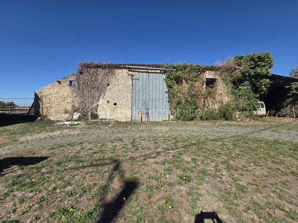 Venez découvrir cette maison de campagne, située dans un petit hameau calme, à seulement quelques minutes de Secondigny avec les commerces, maison de santé, écoles et collèges.

Dotée d'une surface de 194m2, elle se compose en rez-de-chaussée, d'une cuisine ouverte sur le séjour/salon de 73m2 avec poêle à granulés, une salle de jeux de 33m2 également avec poêle à granulés, un espace buanderie, une salle d'eau et un toilette séparé.
A l'étage, le palier dessert 3 chambres de 10m2, 13m2 et 21m2 dont une avec espace dressing, un bureau de 6m2 et une salle d'eau avec toilette.

La maison est équipée du double vitrage, de 2 poêles à granulés, travaux d'électricité et de plomberie récents, VMC, fibre optique.
Charpente et couverture en bon état.
Assainissement individuel avec quelques travaux pour le remettre en conformité.

Côté extérieur, très belle parcelle de 18500m2 avec une superbe vue dégagée, deux dépendances à restaurer et un puits.

Cette propriété est une belle opportunité pour les amoureux de la campagne à la recherche de tranquillité et d'espace.
