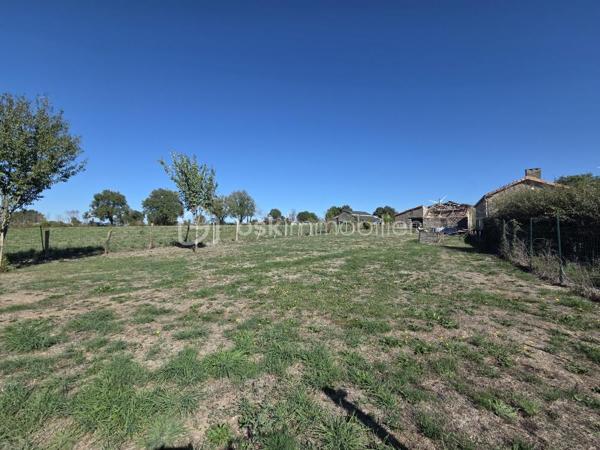 Venez découvrir cette maison de campagne, située dans un petit hameau calme, à seulement quelques minutes de Secondigny avec les commerces, maison de santé, écoles et collèges.

Dotée d'une surface de 194m2, elle se compose en rez-de-chaussée, d'une cuisine ouverte sur le séjour/salon de 73m2 avec poêle à granulés, une salle de jeux de 33m2 également avec poêle à granulés, un espace buanderie, une salle d'eau et un toilette séparé.
A l'étage, le palier dessert 3 chambres de 10m2, 13m2 et 21m2 dont une avec espace dressing, un bureau de 6m2 et une salle d'eau avec toilette.

La maison est équipée du double vitrage, de 2 poêles à granulés, travaux d'électricité et de plomberie récents, VMC, fibre optique.
Charpente et couverture en bon état.
Assainissement individuel avec quelques travaux pour le remettre en conformité.

Côté extérieur, très belle parcelle de 18500m2 avec une superbe vue dégagée, deux dépendances à restaurer et un puits.

Cette propriété est une belle opportunité pour les amoureux de la campagne à la recherche de tranquillité et d'espace.