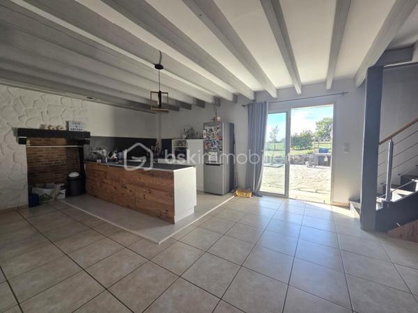 Venez découvrir cette maison de campagne, située dans un petit hameau calme, à seulement quelques minutes de Secondigny avec les commerces, maison de santé, écoles et collèges.

Dotée d'une surface de 194m2, elle se compose en rez-de-chaussée, d'une cuisine ouverte sur le séjour/salon de 73m2 avec poêle à granulés, une salle de jeux de 33m2 également avec poêle à granulés, un espace buanderie, une salle d'eau et un toilette séparé.
A l'étage, le palier dessert 3 chambres de 10m2, 13m2 et 21m2 dont une avec espace dressing, un bureau de 6m2 et une salle d'eau avec toilette.

La maison est équipée du double vitrage, de 2 poêles à granulés, travaux d'électricité et de plomberie récents, VMC, fibre optique.
Charpente et couverture en bon état.
Assainissement individuel avec quelques travaux pour le remettre en conformité.

Côté extérieur, très belle parcelle de 18500m2 avec une superbe vue dégagée, deux dépendances à restaurer et un puits.

Cette propriété est une belle opportunité pour les amoureux de la campagne à la recherche de tranquillité et d'espace.