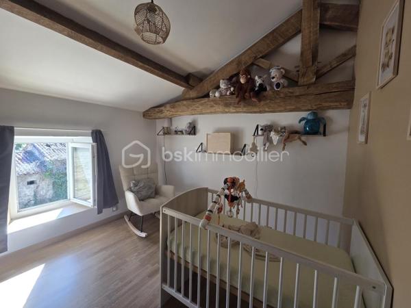 Venez découvrir cette maison de campagne, située dans un petit hameau calme, à seulement quelques minutes de Secondigny avec les commerces, maison de santé, écoles et collèges.

Dotée d'une surface de 194m2, elle se compose en rez-de-chaussée, d'une cuisine ouverte sur le séjour/salon de 73m2 avec poêle à granulés, une salle de jeux de 33m2 également avec poêle à granulés, un espace buanderie, une salle d'eau et un toilette séparé.
A l'étage, le palier dessert 3 chambres de 10m2, 13m2 et 21m2 dont une avec espace dressing, un bureau de 6m2 et une salle d'eau avec toilette.

La maison est équipée du double vitrage, de 2 poêles à granulés, travaux d'électricité et de plomberie récents, VMC, fibre optique.
Charpente et couverture en bon état.
Assainissement individuel avec quelques travaux pour le remettre en conformité.

Côté extérieur, très belle parcelle de 18500m2 avec une superbe vue dégagée, deux dépendances à restaurer et un puits.

Cette propriété est une belle opportunité pour les amoureux de la campagne à la recherche de tranquillité et d'espace.