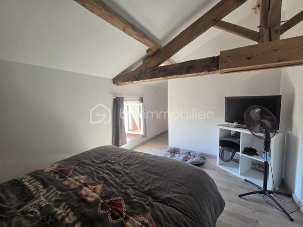 Venez découvrir cette maison de campagne, située dans un petit hameau calme, à seulement quelques minutes de Secondigny avec les commerces, maison de santé, écoles et collèges.

Dotée d'une surface de 194m2, elle se compose en rez-de-chaussée, d'une cuisine ouverte sur le séjour/salon de 73m2 avec poêle à granulés, une salle de jeux de 33m2 également avec poêle à granulés, un espace buanderie, une salle d'eau et un toilette séparé.
A l'étage, le palier dessert 3 chambres de 10m2, 13m2 et 21m2 dont une avec espace dressing, un bureau de 6m2 et une salle d'eau avec toilette.

La maison est équipée du double vitrage, de 2 poêles à granulés, travaux d'électricité et de plomberie récents, VMC, fibre optique.
Charpente et couverture en bon état.
Assainissement individuel avec quelques travaux pour le remettre en conformité.

Côté extérieur, très belle parcelle de 18500m2 avec une superbe vue dégagée, deux dépendances à restaurer et un puits.

Cette propriété est une belle opportunité pour les amoureux de la campagne à la recherche de tranquillité et d'espace.