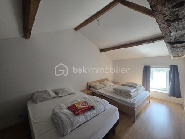 Venez découvrir cette maison de campagne, située dans un petit hameau calme, à seulement quelques minutes de Secondigny avec les commerces, maison de santé, écoles et collèges.

Dotée d'une surface de 194m2, elle se compose en rez-de-chaussée, d'une cuisine ouverte sur le séjour/salon de 73m2 avec poêle à granulés, une salle de jeux de 33m2 également avec poêle à granulés, un espace buanderie, une salle d'eau et un toilette séparé.
A l'étage, le palier dessert 3 chambres de 10m2, 13m2 et 21m2 dont une avec espace dressing, un bureau de 6m2 et une salle d'eau avec toilette.

La maison est équipée du double vitrage, de 2 poêles à granulés, travaux d'électricité et de plomberie récents, VMC, fibre optique.
Charpente et couverture en bon état.
Assainissement individuel avec quelques travaux pour le remettre en conformité.

Côté extérieur, très belle parcelle de 18500m2 avec une superbe vue dégagée, deux dépendances à restaurer et un puits.

Cette propriété est une belle opportunité pour les amoureux de la campagne à la recherche de tranquillité et d'espace.