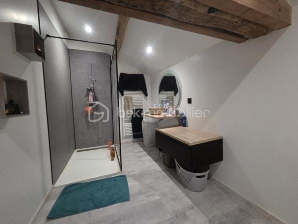 Venez découvrir cette maison de campagne, située dans un petit hameau calme, à seulement quelques minutes de Secondigny avec les commerces, maison de santé, écoles et collèges.

Dotée d'une surface de 194m2, elle se compose en rez-de-chaussée, d'une cuisine ouverte sur le séjour/salon de 73m2 avec poêle à granulés, une salle de jeux de 33m2 également avec poêle à granulés, un espace buanderie, une salle d'eau et un toilette séparé.
A l'étage, le palier dessert 3 chambres de 10m2, 13m2 et 21m2 dont une avec espace dressing, un bureau de 6m2 et une salle d'eau avec toilette.

La maison est équipée du double vitrage, de 2 poêles à granulés, travaux d'électricité et de plomberie récents, VMC, fibre optique.
Charpente et couverture en bon état.
Assainissement individuel avec quelques travaux pour le remettre en conformité.

Côté extérieur, très belle parcelle de 18500m2 avec une superbe vue dégagée, deux dépendances à restaurer et un puits.

Cette propriété est une belle opportunité pour les amoureux de la campagne à la recherche de tranquillité et d'espace.