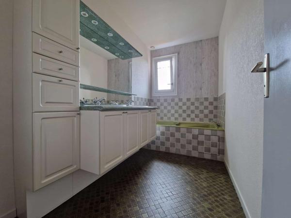 Maison de bourg sur sous-sol à SPAY avec 4  chambres jardin