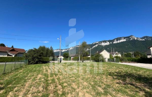 Terrain plat constructible au calme - Saint Laurent du Pont