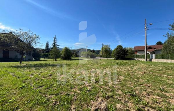Terrain plat constructible au calme - Saint Laurent du Pont