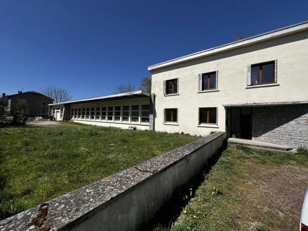 Appartements et complexe commercial dans un village primé