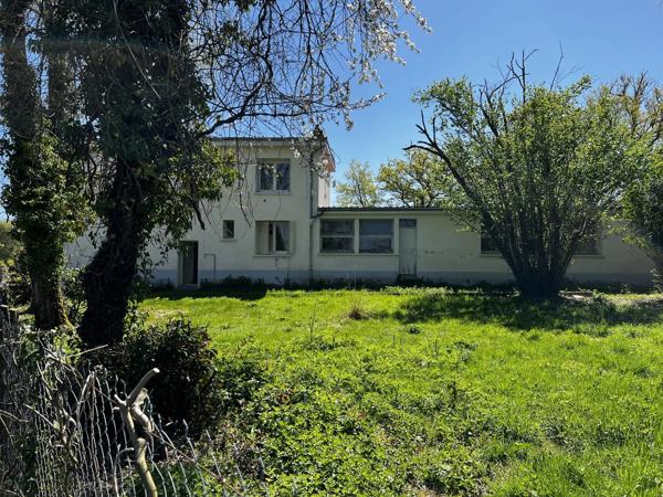 Appartements et complexe commercial dans un village primé