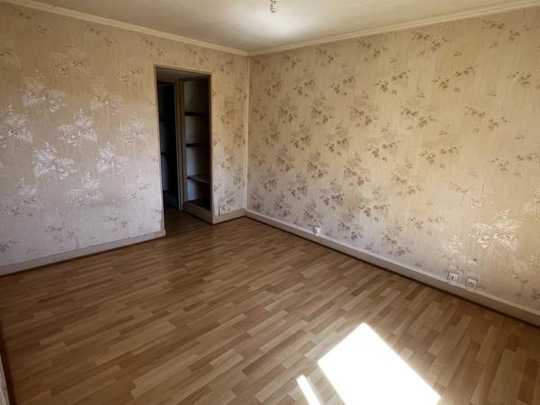 Appartements et complexe commercial dans un village primé