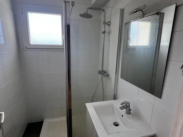 Appartements et complexe commercial dans un village primé