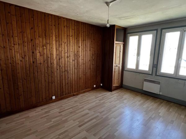 Appartements et complexe commercial dans un village primé