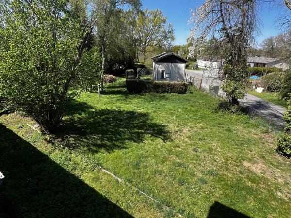 Appartements et complexe commercial dans un village primé