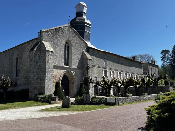 Appartements et complexe commercial dans un village primé