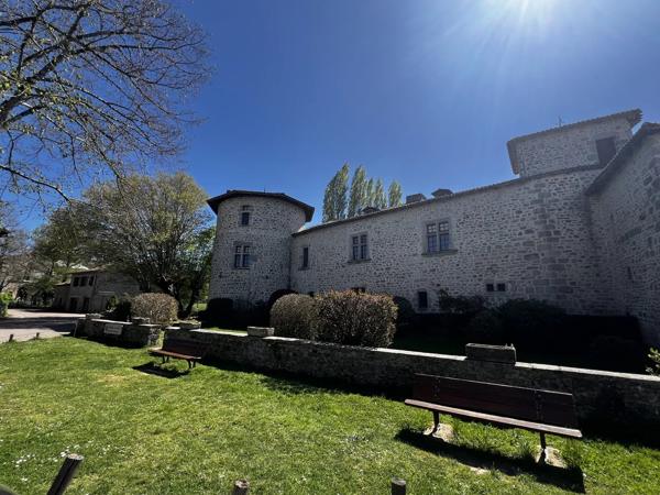Appartements et complexe commercial dans un village primé