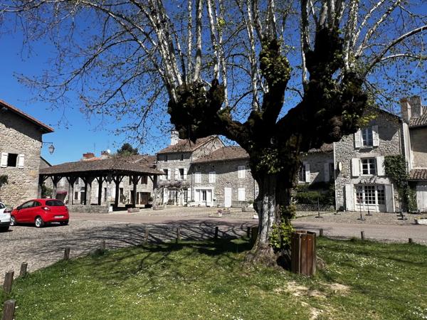 Appartements et complexe commercial dans un village primé