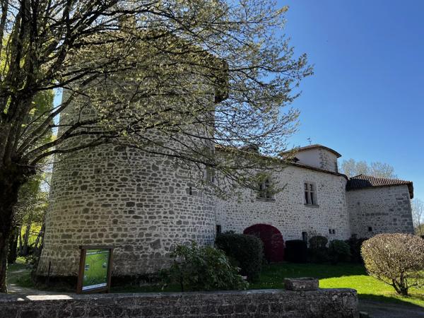 Appartements et complexe commercial dans un village primé