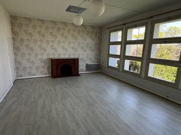 Appartements et complexe commercial dans un village primé