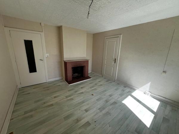 Appartements et complexe commercial dans un village primé